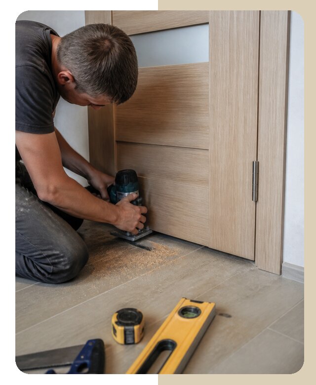 Подрезка межкомнатной двери в Железногорске по цене от 2584 р. | ДвериЛегко-Жлр
